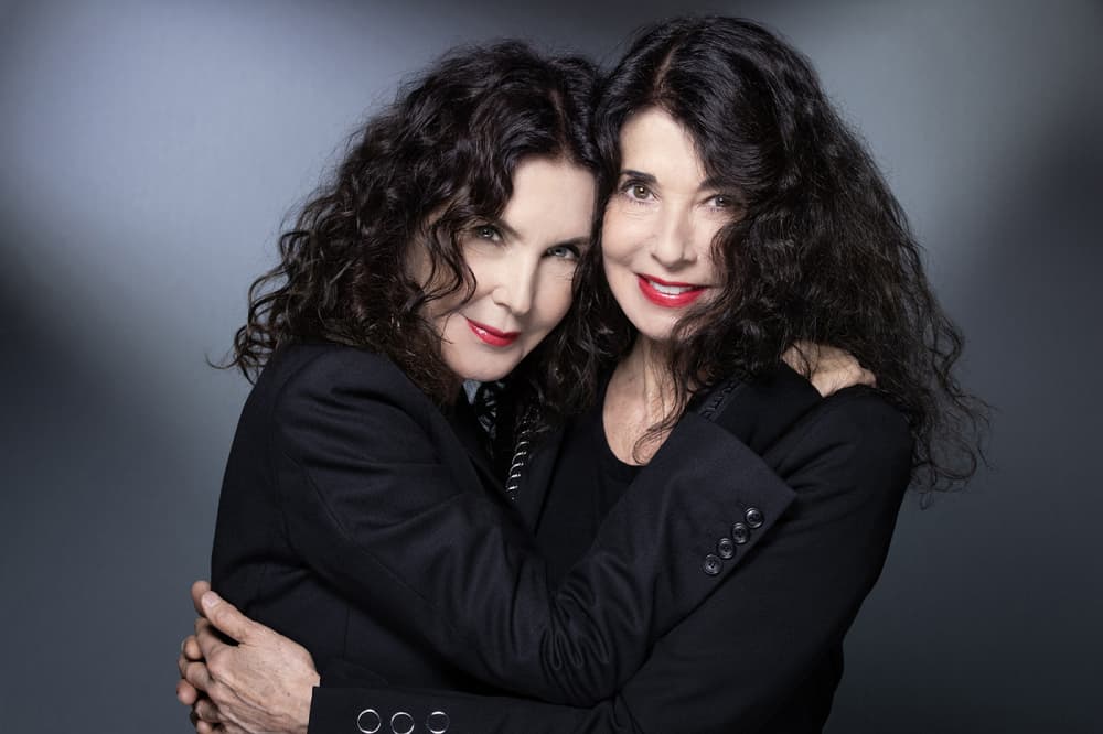 Les soeurs et pianistes Katia et Marielle Labèque à Paris le 13 janvier 2021.