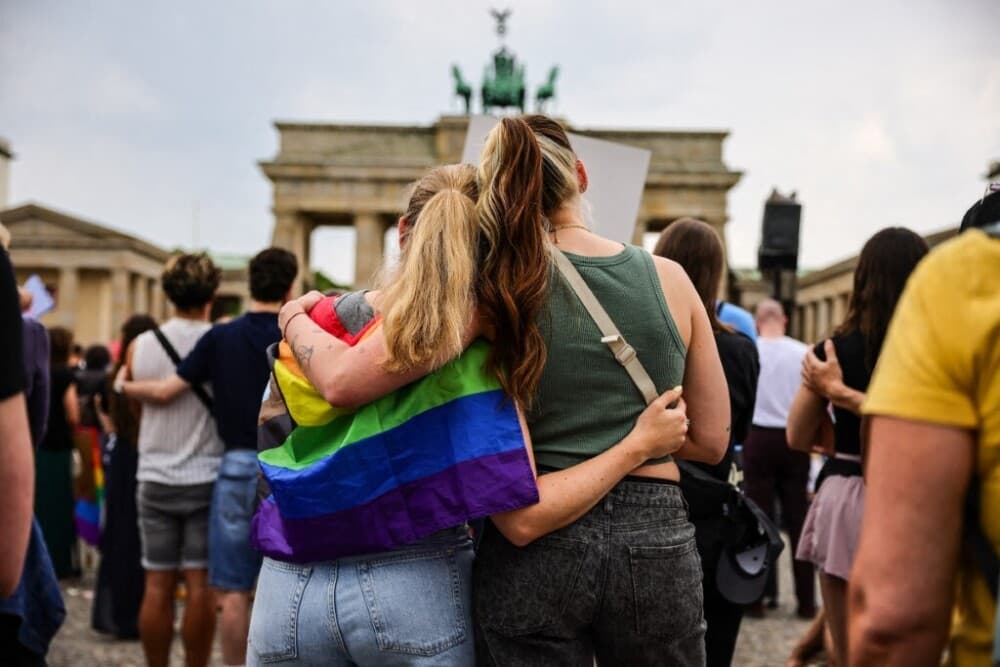 Dimanche, de nombreuses personnes se sont réunies porte de Brandebourg, à Berlin, pour rendre hommage aux victimes de cette attaque.
