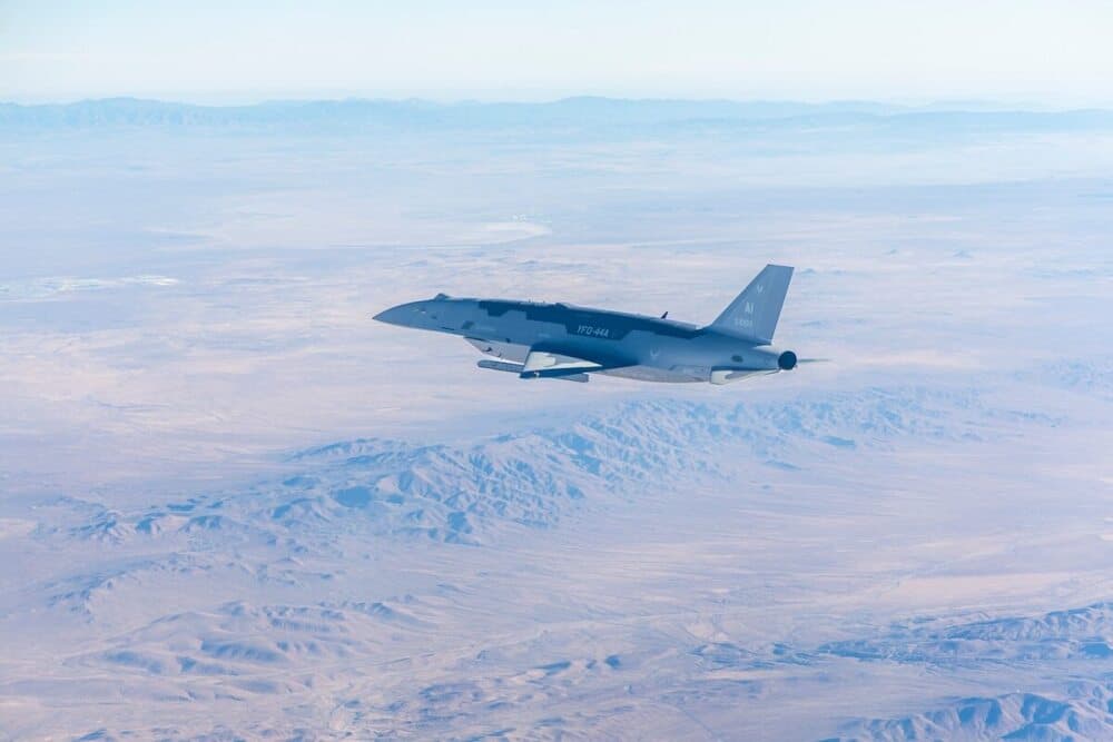 Drone YFQ-44 en vol peu avant un essai de tir réel de missile AIM-120 Amraam (10 juillet 2026).