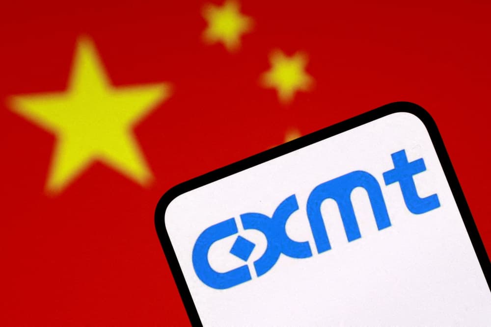 Le logo de CXMT et le drapeau chinois sont visibles sur cette illustration prise le 14 avril 2026.