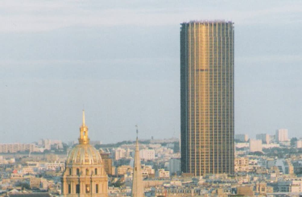 La rénovation de la tour Montparnasse, censée la transformer avec façade végétalisée et hôtel, est à l'arrêt. Un conflit financier entre copropriétaires, dont LFPI et Xavier Niel, menace le projet initial et fait grimper les coûts à 800 M€. Le permis...