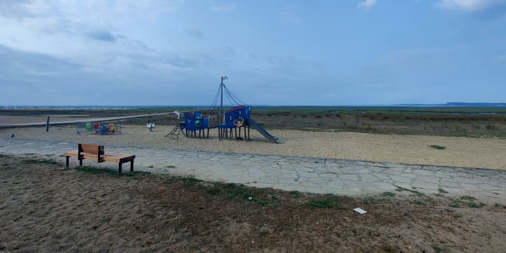 La plage d'Arès, commune évacuée, est complètement déserte dimanche 26 juillet.