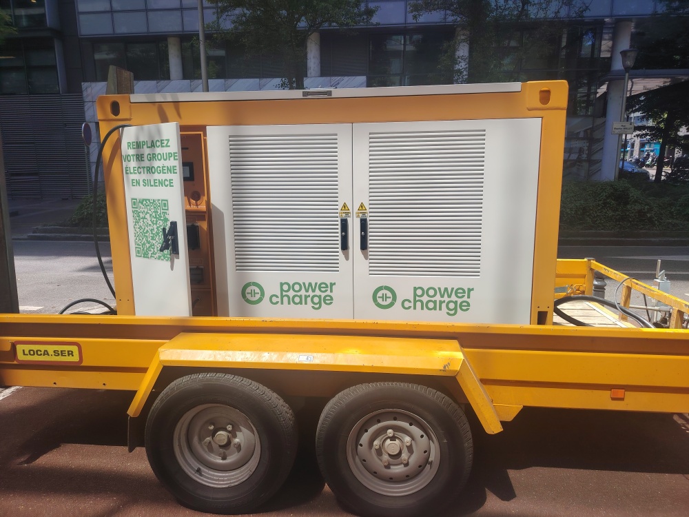 Bornes de recharge, groupes électrogènes... Le BTP se décarbone et s'électrifie (enfin) grâce à la tech et l'IA