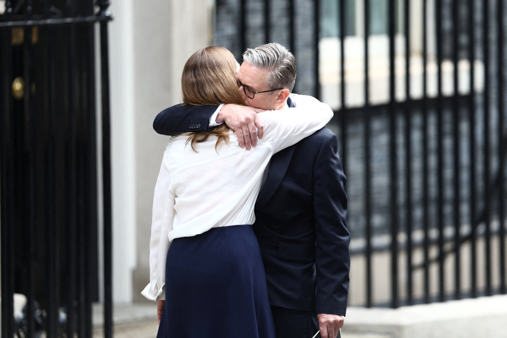 Au Royaume-Uni, la chute de Keir Starmer ouvre la voie à Andy Burnham et au modèle Manchester