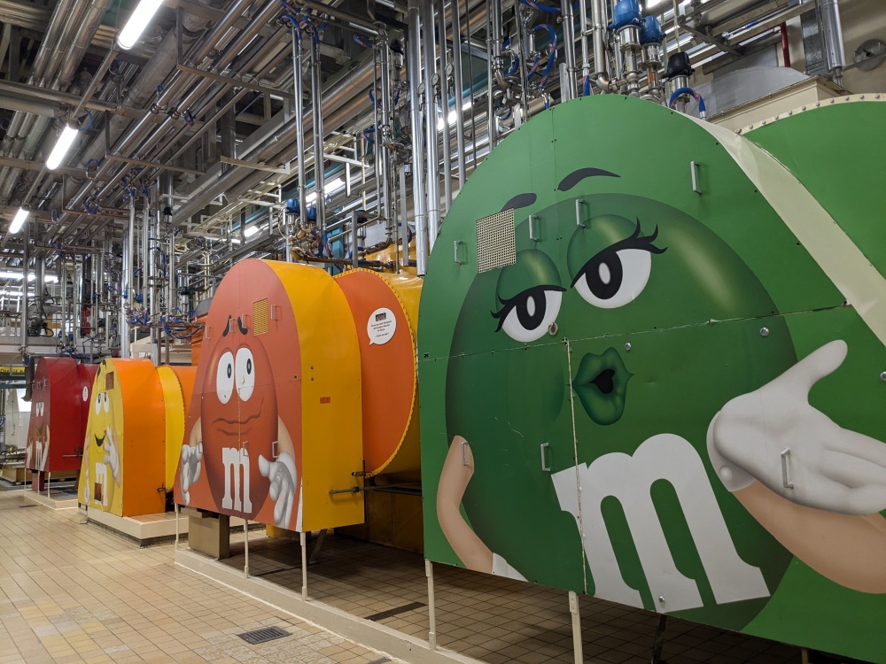 150 millions de billes par jour : plongée dans la plus grande usine de M&M's d'Europe près de Strasbourg