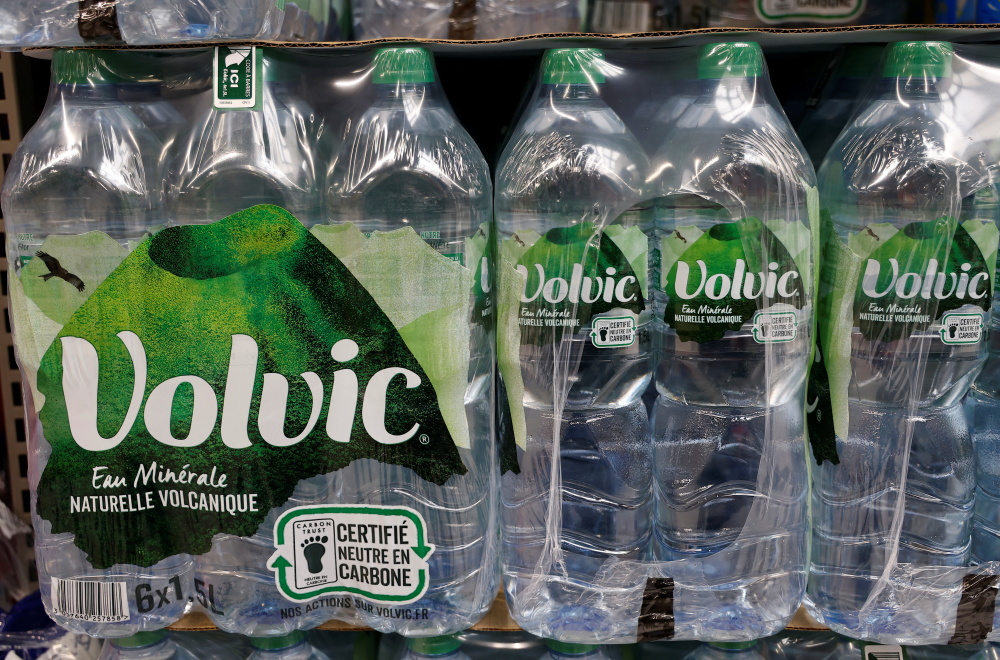 Volvic : pourquoi les bouteilles plastiques restent un problème environnemental et sanitaire insoluble