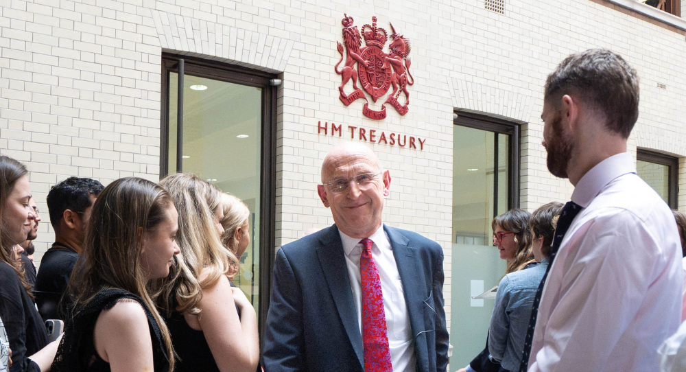 Royaume-Uni : John Healey aux Finances, le coup de poker budgétaire d'Andy Burnham